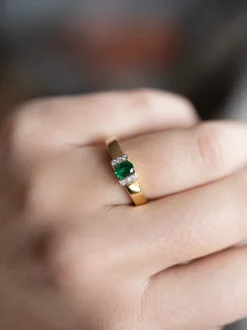 Bicolor entourage ring met smaragd en diamant 0,05crt.