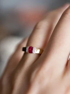 Bicolor entourage ring met robijn en diamant 0,05crt.