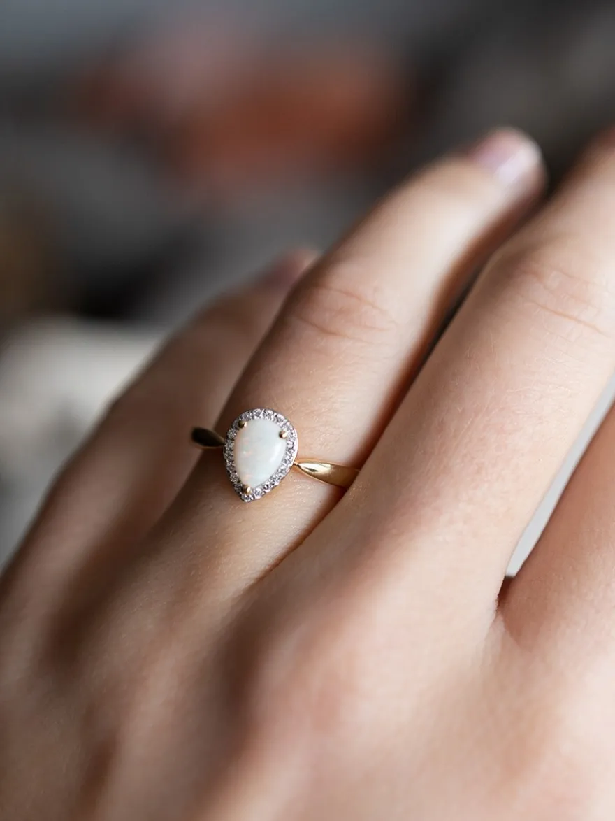 Bicolor entourage ring met opaal en briljant 0,14crt.