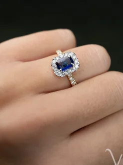 Bicolor entourage ring saffier + diamant | Luxe cadeau