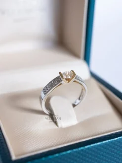Bicolor gouden solitair briljant 0.52 crt. + Luxe cadeau
