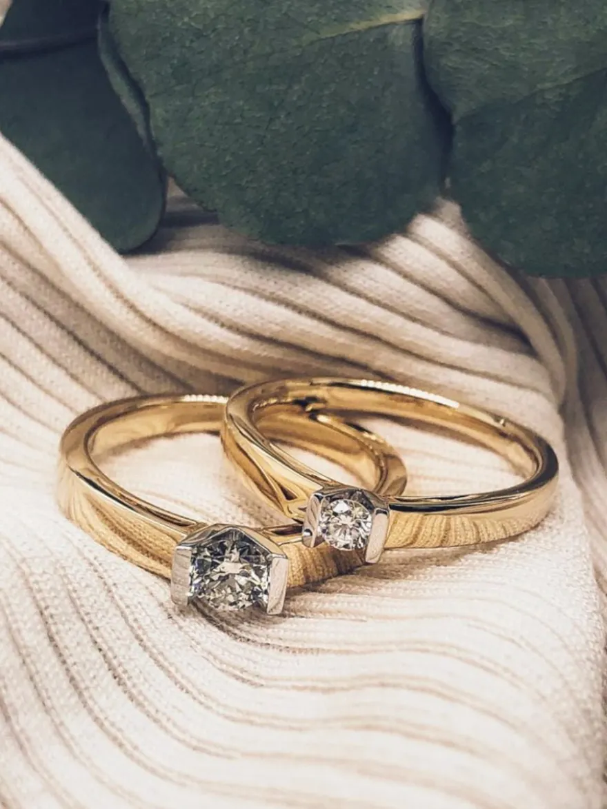 Bicolor gouden solitairring 0,30crt. + Luxe Cadeau