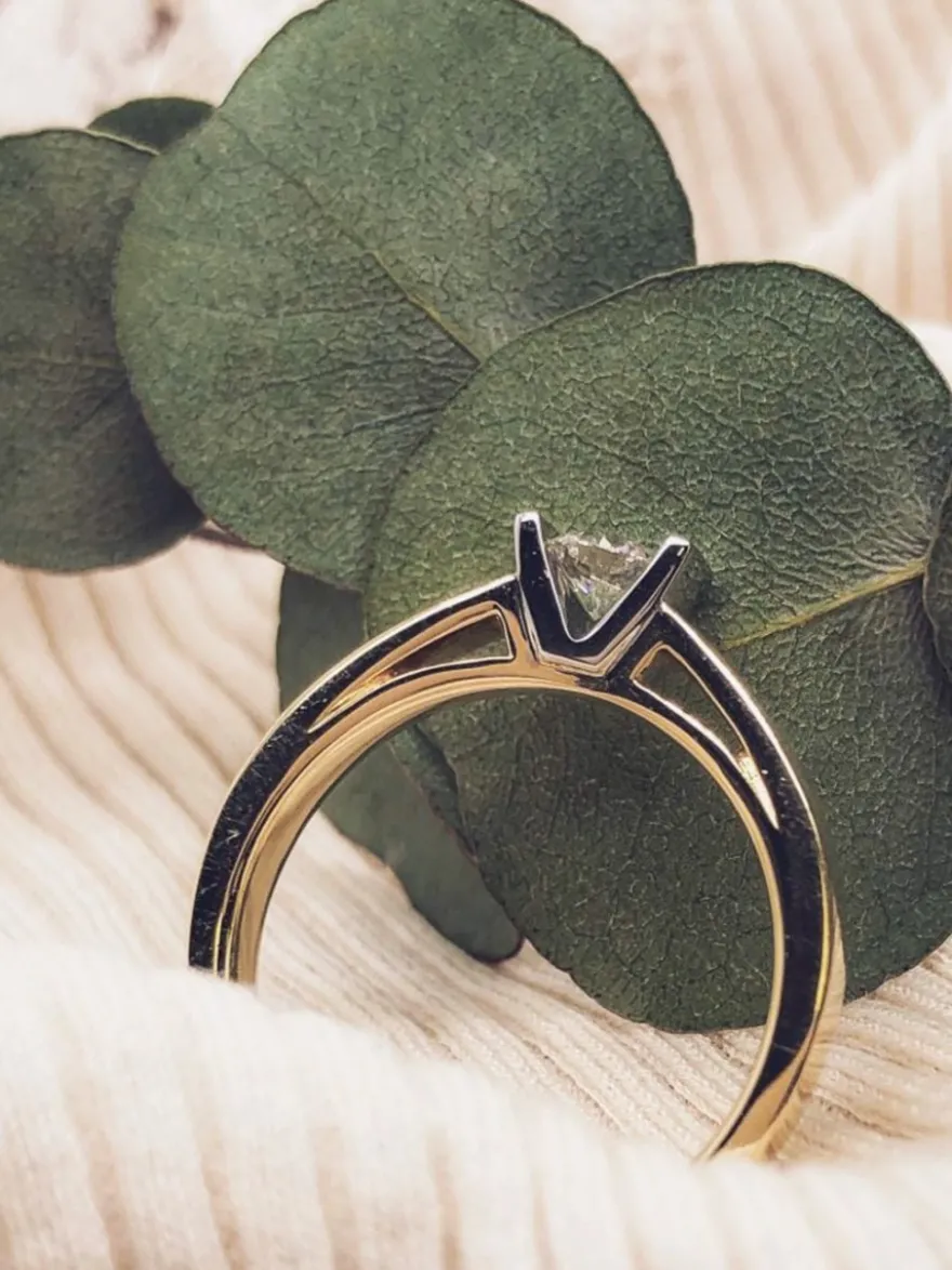 Bicolor gouden solitairring 0,30crt. + Luxe Cadeau