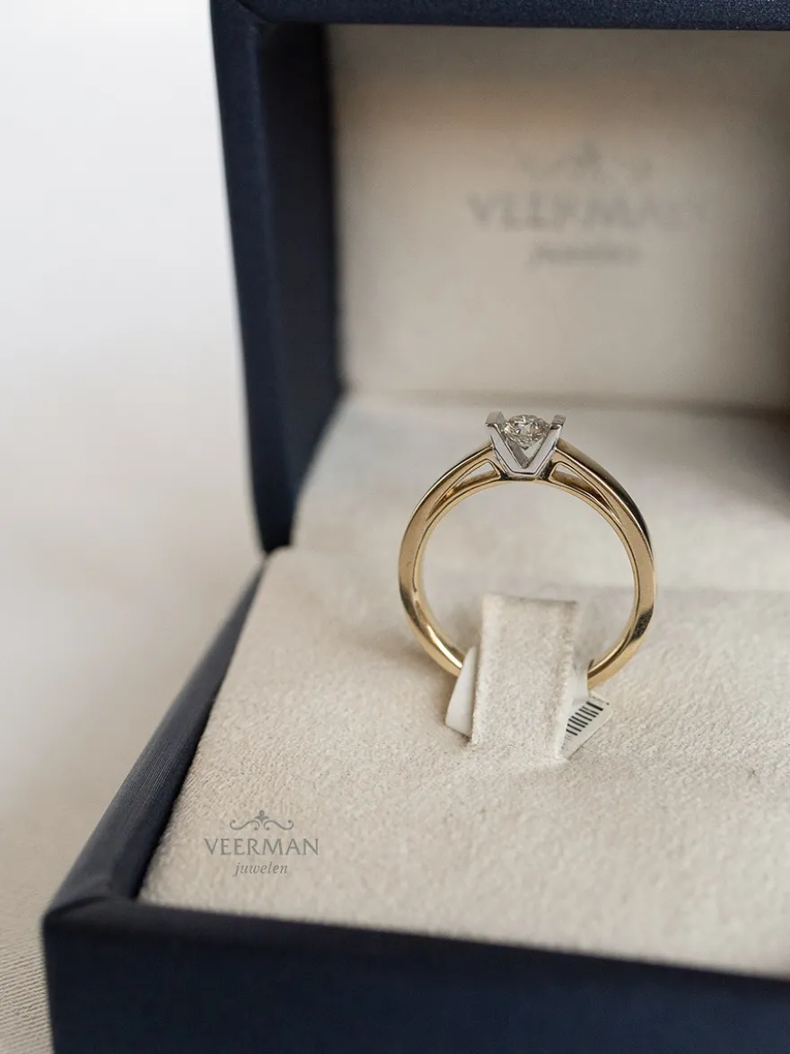 Bicolor gouden solitairring 0.20 crt. + Luxe cadeau