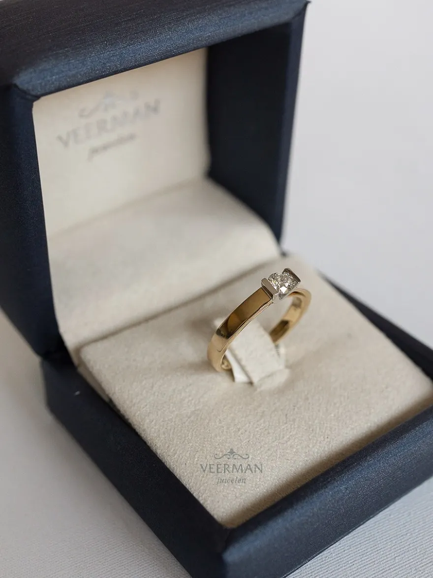 Bicolor gouden solitairring 0.20 crt. + Luxe cadeau