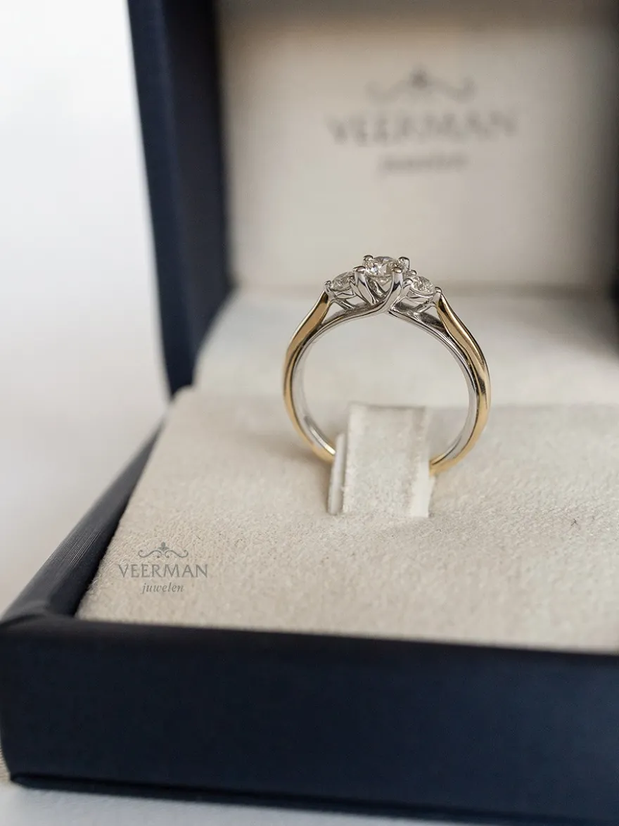 Bicolor ring met briljant 0.31crt + Luxe Cadeau