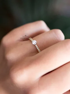 Bicolor solitairring diamant met zijstenen 0.35crt.
