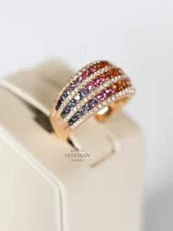Brede roségouden ring rainbow saffier en briljant 0,52crt.