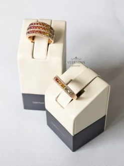 Brede roségouden ring rainbow saffier en briljant 0,52crt.