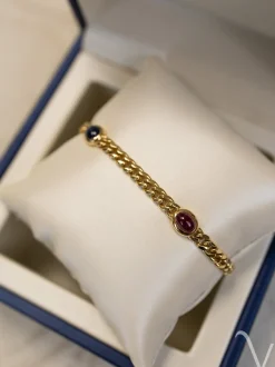 Geelgouden armband met saffier, robijn en smaragd + Luxe Cadeau