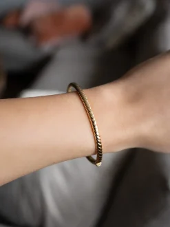 Geelgouden bangle getorst + Luxe Cadeau