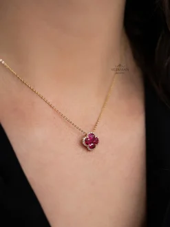 Geelgouden collier met bloem hanger robijn + Luxe cadeau