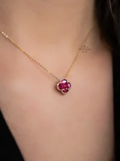 Geelgouden collier met bloem hanger robijn + Luxe cadeau