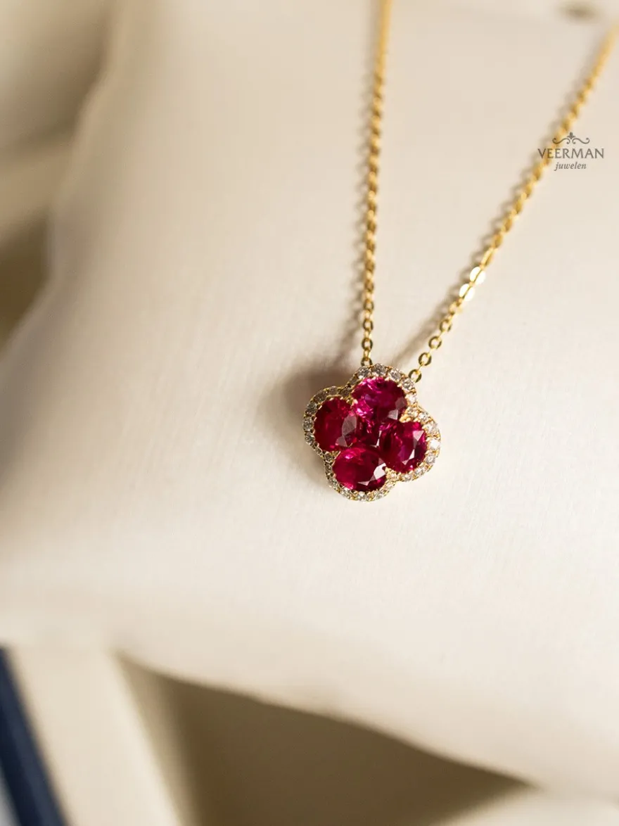 Geelgouden collier met bloem hanger robijn + Luxe cadeau