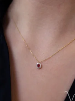 Geelgouden collier met robijn en diamant