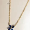 Geelgouden collier met saffier bloem + Gratis verzending