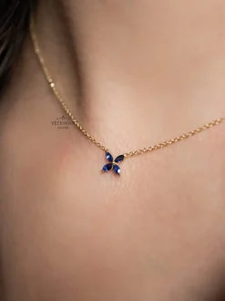 Geelgouden collier met saffier bloem + Gratis verzending