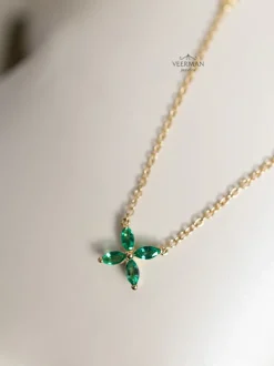 Geelgouden collier met smaragd bloem + Luxe Cadeau