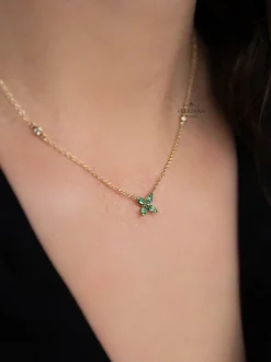 Geelgouden collier met smaragd bloem + Luxe Cadeau