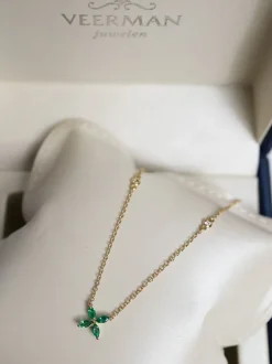 Geelgouden collier met smaragd bloem + Luxe Cadeau
