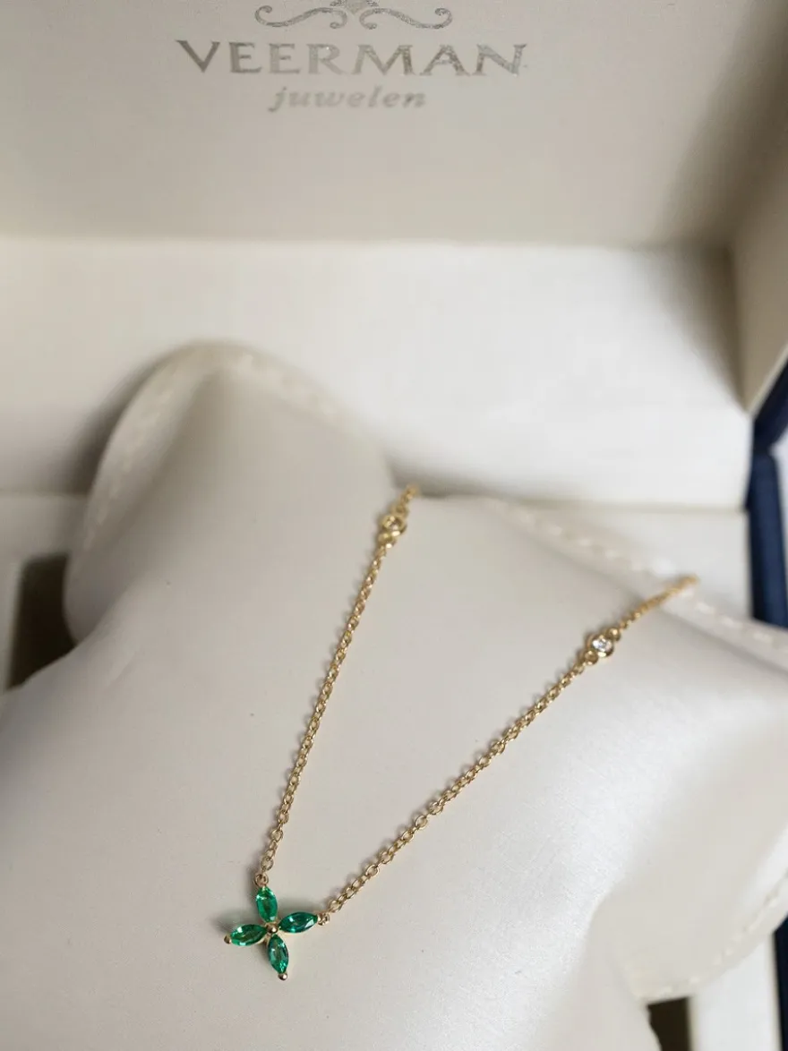 Geelgouden collier met smaragd bloem + Luxe Cadeau
