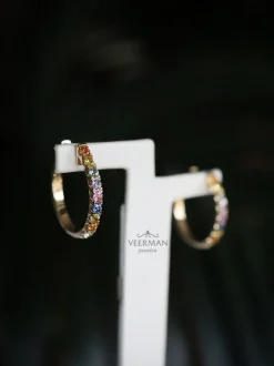Geelgouden creolen met rainbow saffier + Luxe cadeau