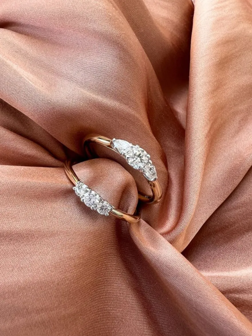 Geelgouden driesteens ring 0.24 crt. + Luxe Cadeau