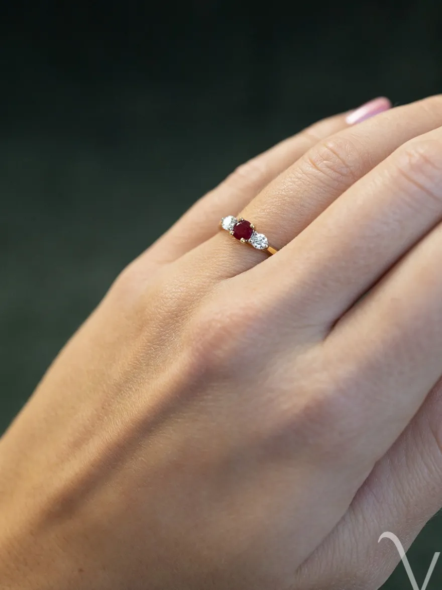 Geelgouden driesteens ring met robijn en briljant + Luxe Cadeau
