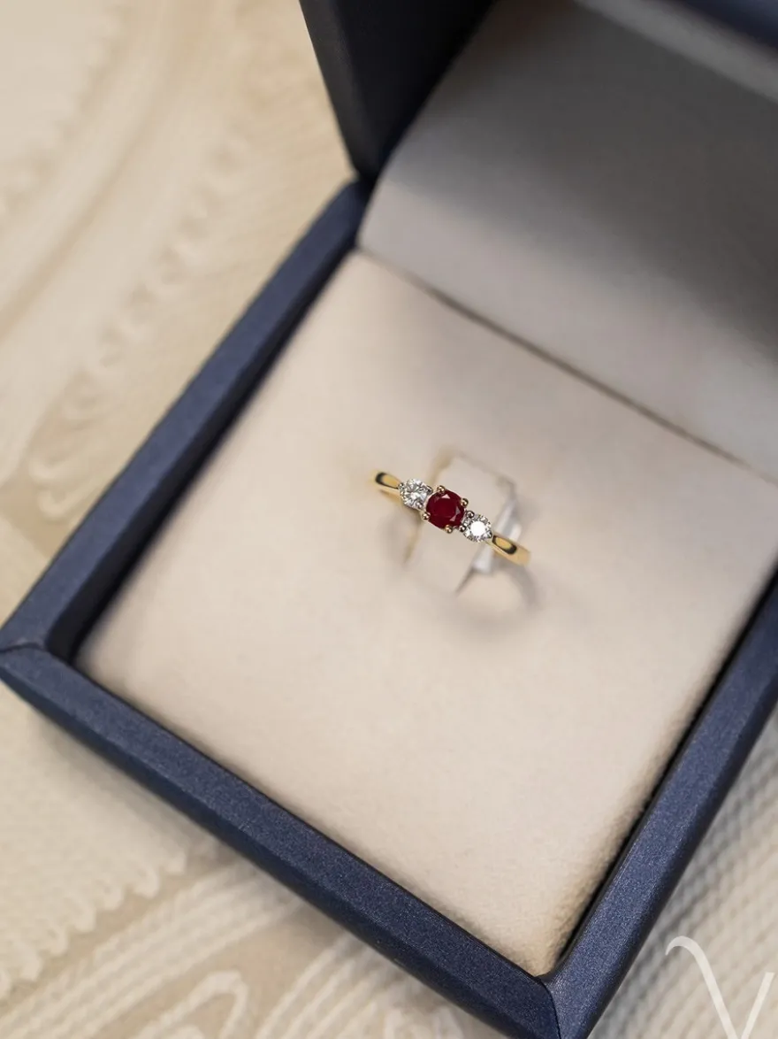 Geelgouden driesteens ring met robijn en briljant + Luxe Cadeau