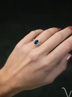 Geelgouden entourage ring met london blue topaas en diamant 0,24crt. + Luxe Cadeau