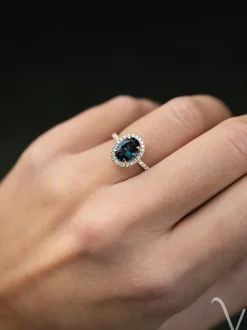 Geelgouden entourage ring met london blue topaas en diamant 0,24crt. + Luxe Cadeau