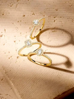 Geelgouden entourage ring met ovale diamant 0.40crt.
