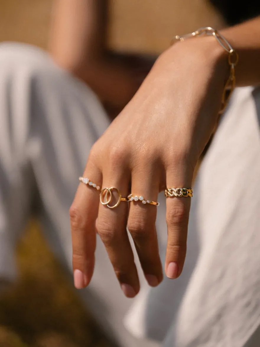 Geelgouden golvende ring met zirkonia + luxe cadeau