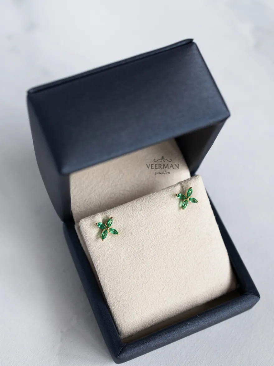Geelgouden oorstekers met smaragd bloem + Luxe Cadeau