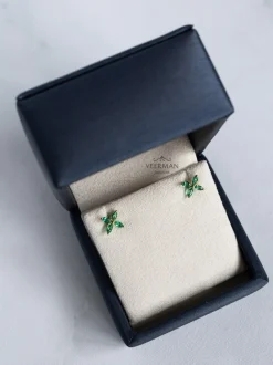 Geelgouden oorstekers met smaragd bloem + Luxe Cadeau