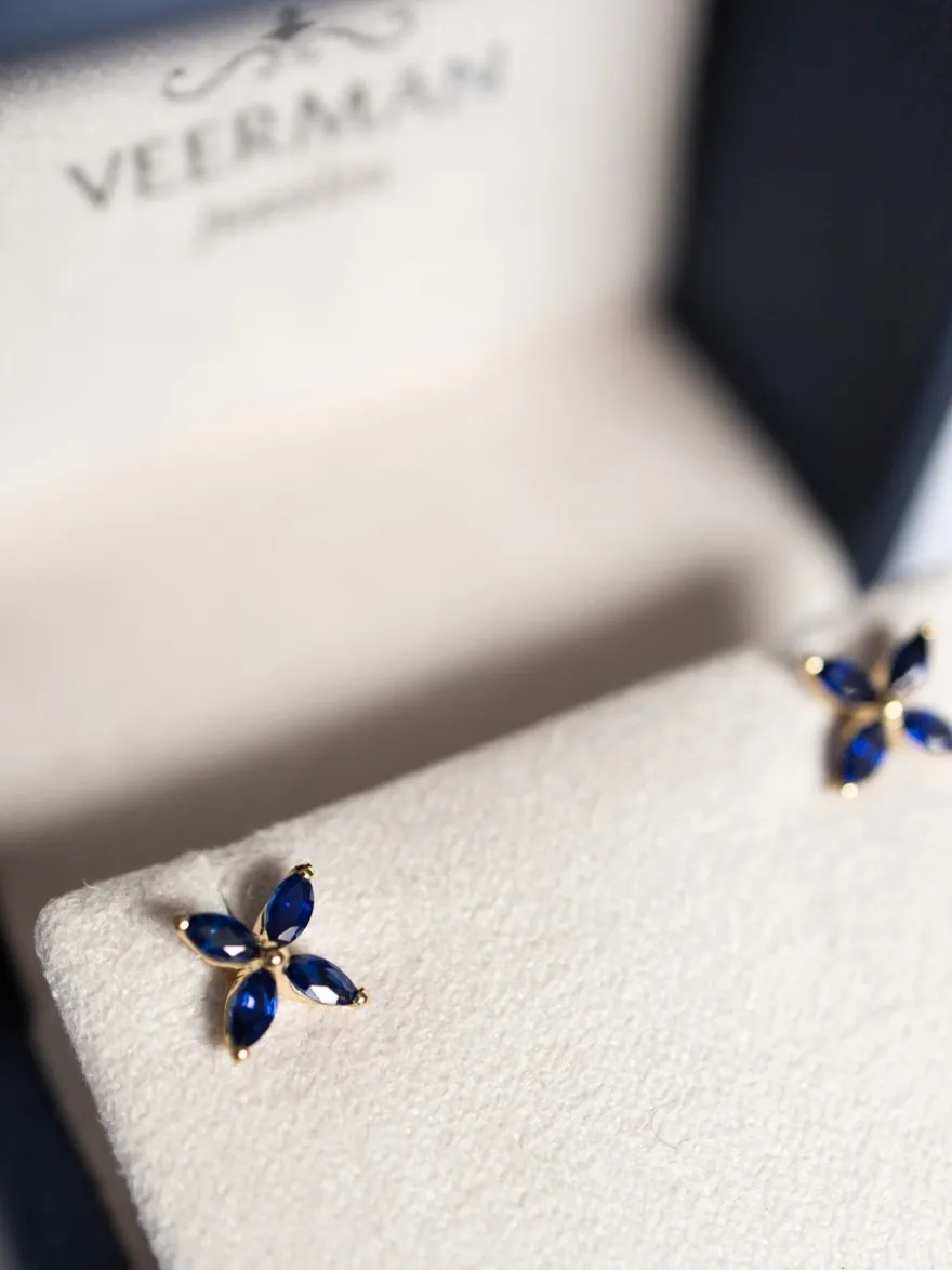 Geelgouden oorstekers met saffier bloem + Luxe Cadeau
