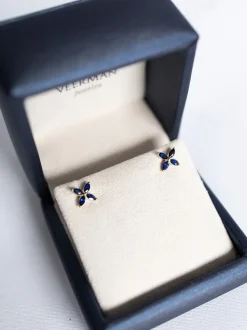Geelgouden oorstekers met saffier bloem + Luxe Cadeau