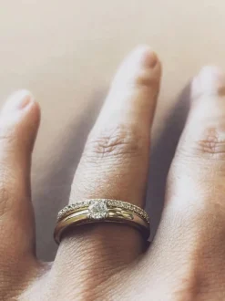 Geelgouden rijring met briljant (0,17crt.) + Luxe cadeau