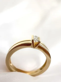 Geelgouden ring met 2 briljanten + Luxe Cadeau