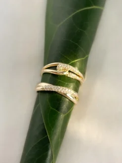Geelgouden ring met gevlochten knoop en diamant 0,14crt + Luxe Cadeau