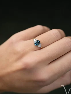 Geelgouden ring met london blue topaas en diamant 0,24crt. + Luxe Cadeau
