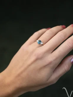 Geelgouden ring met london blue topaas en diamant 0,24crt. + Luxe Cadeau