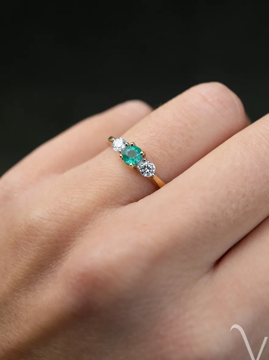 Geelgouden ring met smaragd en briljant 0,20crt + Luxe Cadeau