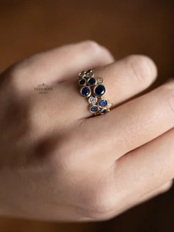 Geelgouden ring saffier en briljant in zetkast + Luxe cadeau