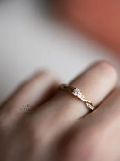 Gouden diamant solitair ring met gedraaide band