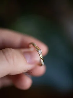 Gouden diamant solitair ring met gedraaide band