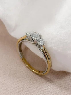 Gouden driesteens ring 0.50 crt. + Luxe cadeau
