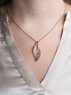 Roségouden hanger met witte en champagne diamant