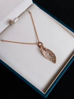 Roségouden hanger met witte en champagne diamant