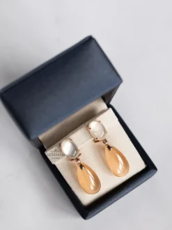 Roségouden oorhangers met maansteen, parelmoer en diamant 0,14crt. + Luxe Cadeau